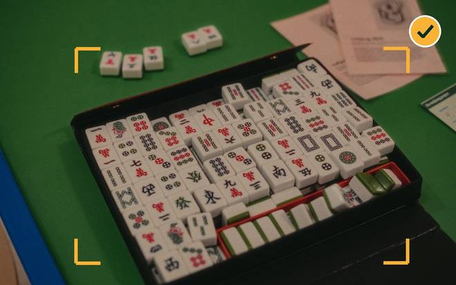 Kamera memindai tile mahjong dengan kotak panduan