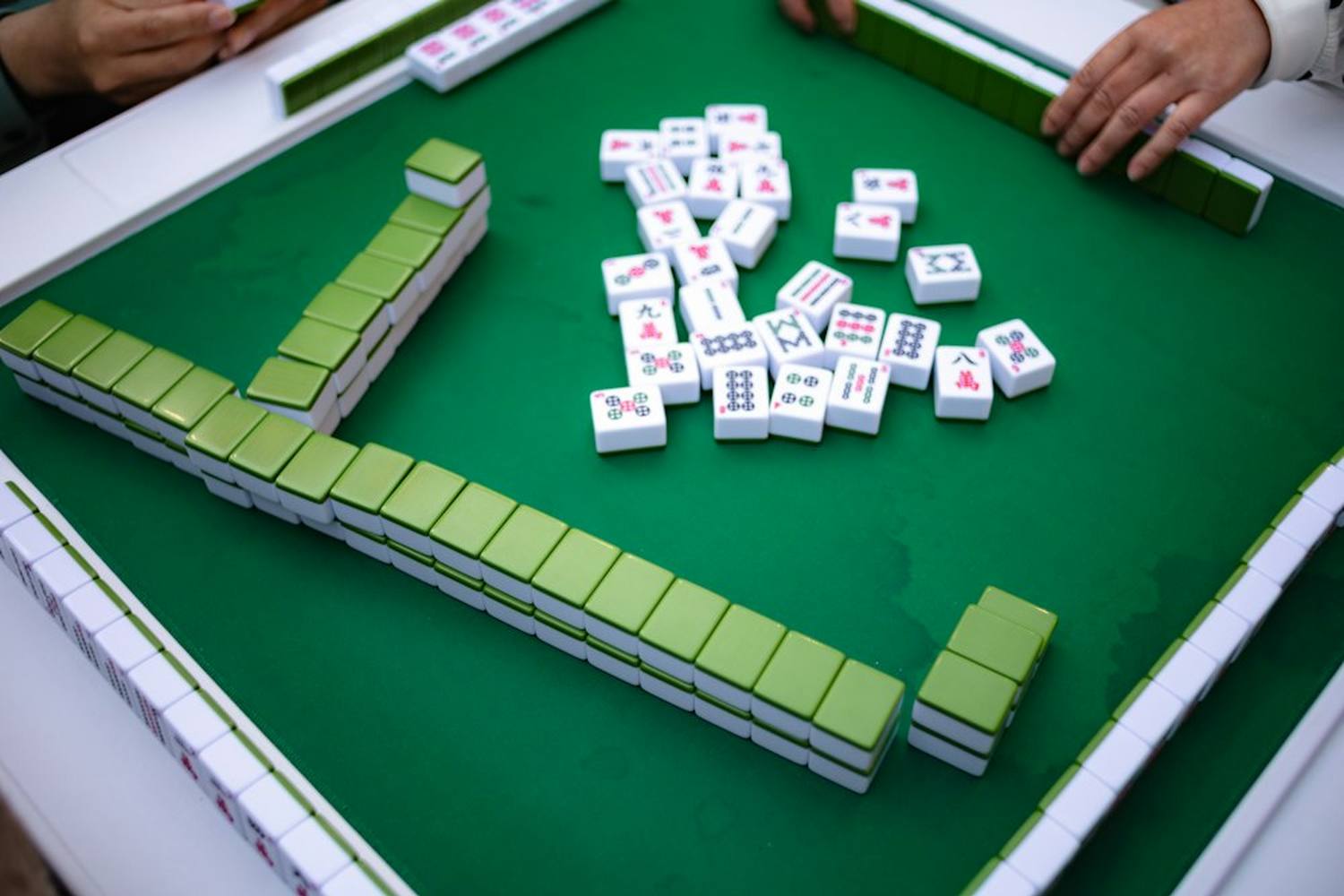 Pemain menikmati sesi mahjong bersama di venue