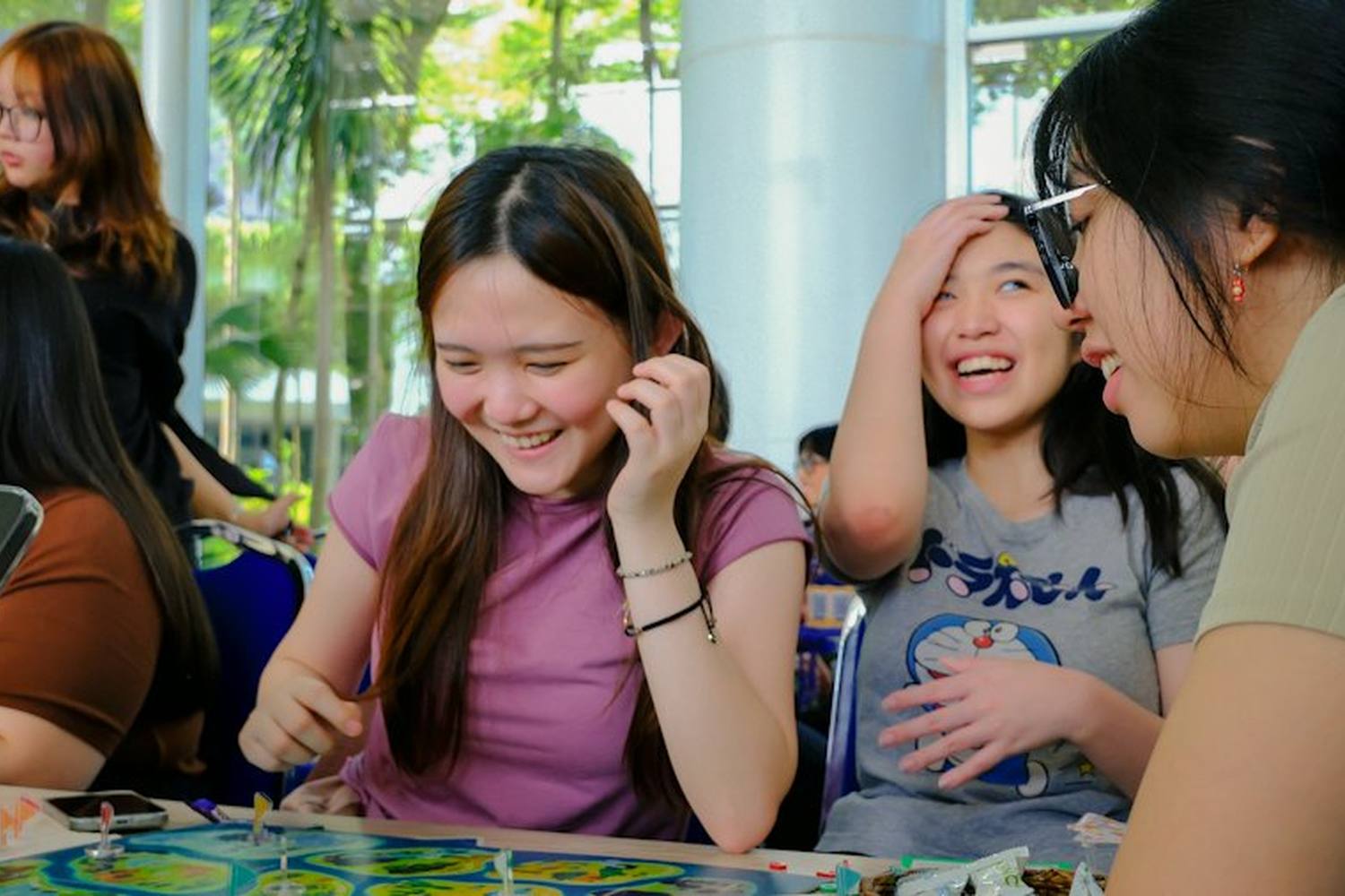 Komunitas berkumpul bermain mahjong